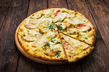 Tavuk, parmesan ve taze roka ile lezzetli pizza