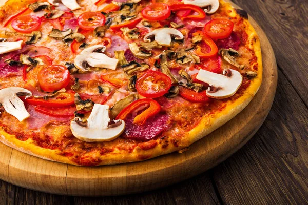 Leckere Pizza mit Pilzen und Peperoni — Stockfoto