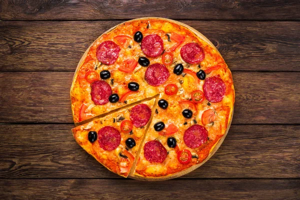 Pyszne pizza z salami, pieczarki i oliwki — Zdjęcie stockowe