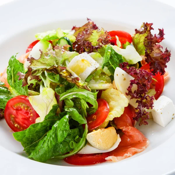 Restaurante comida saludable - ensalada fresca con salmón —  Fotos de Stock