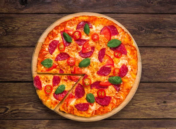 Pyszne pizza z salami, widok z góry na drewno — Zdjęcie stockowe