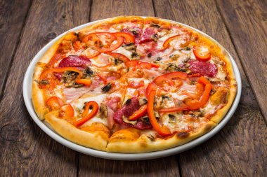 Mantar ve Füme tavuk lezzetli pizza