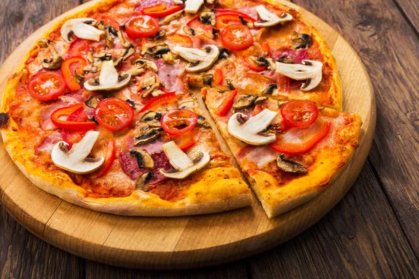 Leckere Pizza mit Pilzen und Peperoni — Stockfoto