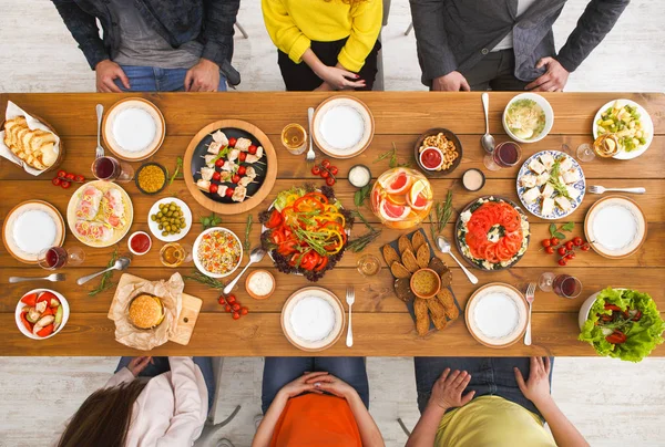 Les gens mangent des repas sains au dîner de table servi — Photo