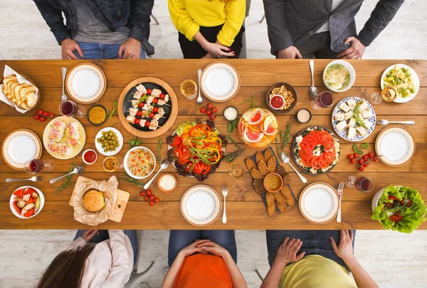 Mensen eten gezonde maaltijden op tafel geserveerd diner — Stockfoto