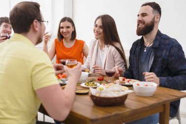 Yemek masasında, arkadaş parti mutlu gençlerin grup
