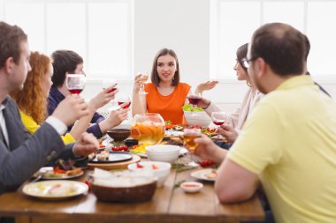 Grup, Festival tablo yemeğinde mutlu insan