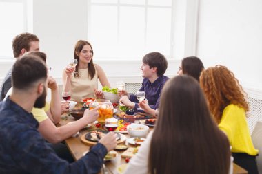 Grup, Festival tablo yemeğinde mutlu insan