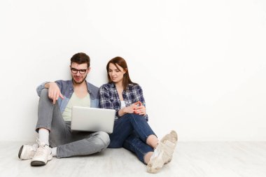 Boş odada dizüstü bilgisayar ile web sörf Çift