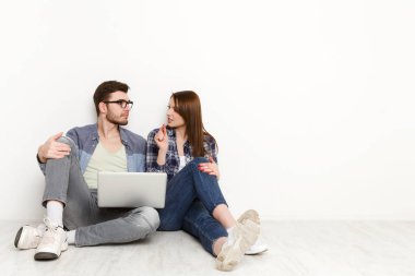 Yaratıcı düşünme, laptop ile çalışma çift