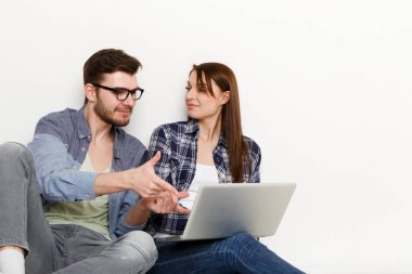 Rahat çift laptop ile çalışma, stüdyo vurdu