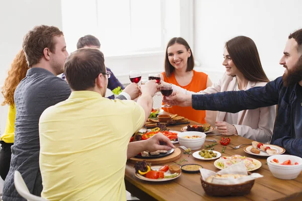 Mensen zeggen cheers clink bril op feestelijke tabel diner — Stockfoto