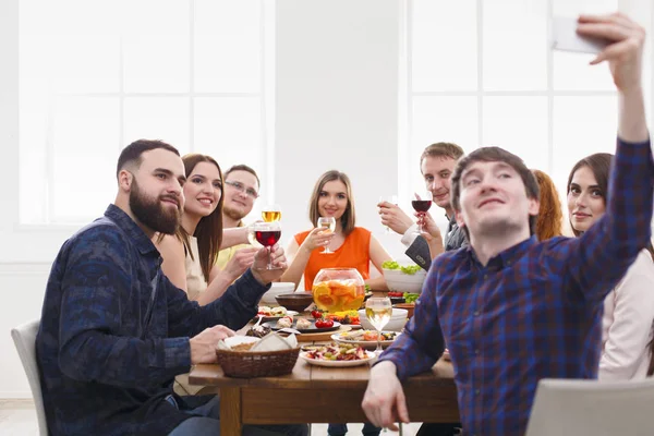 Group of happy people at festive table dinner party — Stock Photo, Image