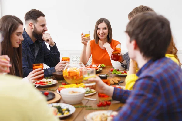 Gruppe af glade mennesker ved festligt bord middagsselskab - Stock-foto