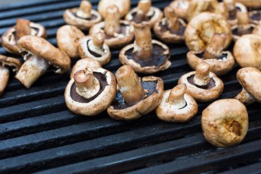 Metal ızgara kavrulmuş mantar Barbekü