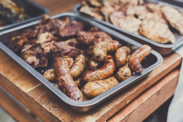 Street fast food, salsichas grelhadas em recipiente — Fotografia de Stock