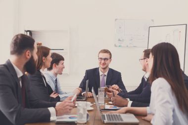 İş görüşmesi. Genç takım modern ofis