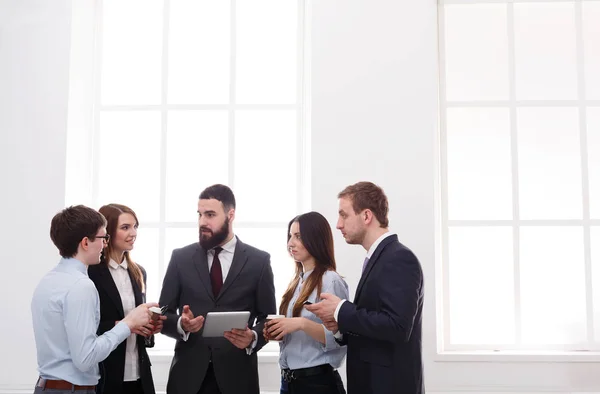 Reunión corporativa en oficina, gente de negocios con espacio para copias — Foto de Stock