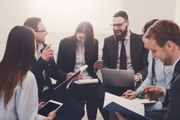 Zakelijke bijeenkomst. Jonge zakenmannen en -vrouwen op moderne kantoor — Stockfoto
