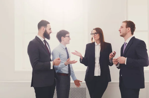 Reunión corporativa en la oficina, equipo de empresarios — Foto de Stock