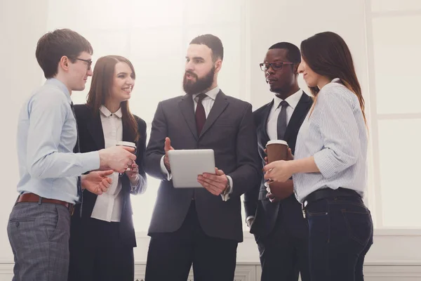 Reunión corporativa en la oficina, gente de negocios multiétnicos — Foto de Stock