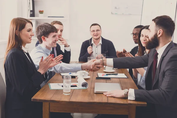 Jabat tangan bisnis di pertemuan kantor, kesimpulan kontrak — Stok Foto