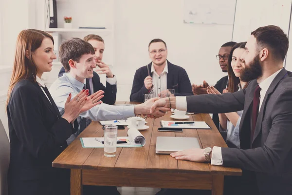 Negocios apretón de manos en la reunión de la oficina, celebración del contrato — Foto de Stock