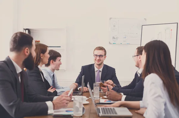 Incontro d'affari. Giovane squadra in ufficio moderno — Foto Stock