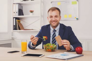 Adam sağlıklı iş yemeği modern ofis iç vardır.