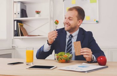 Adam sağlıklı iş yemeği modern ofis iç vardır.