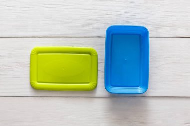 Beyaz ahşap, üst görünümünde boş plastik yemek kutuları