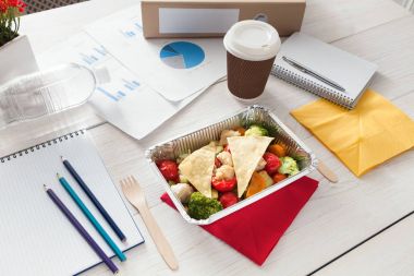 Sağlıklı bir iş öğle yemeği aperatif ofis, sebze salatası
