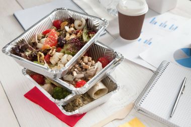 Sağlıklı günlük yemek teslim ofis, sebze salatası