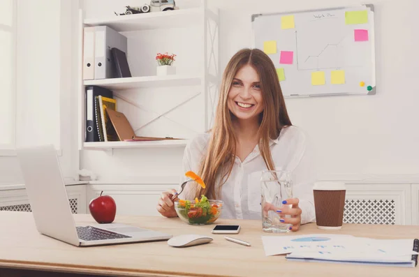 Woman has healthy business lunch in modern office interior — Stock Photo, Image