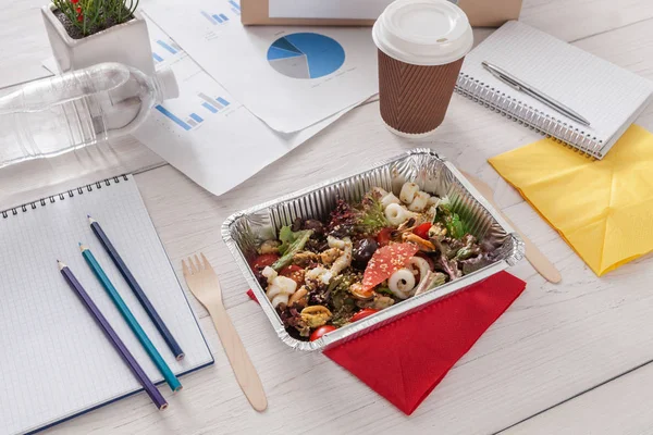 Υγιή επιχειρηματική μεσημεριανό σνακ στο γραφείο, σαλάτα λαχανικών — Φωτογραφία Αρχείου