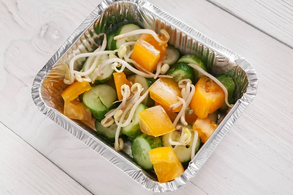 Comida saludable en cajas de aluminio, concepto de dieta. Ensalada de brotes de soja — Foto de Stock