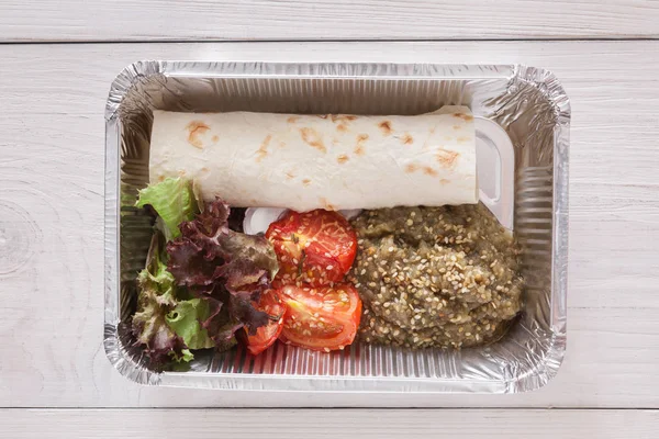 Υγιεινά τρόφιμα σε αλουμινένια κουτιά, διατροφή έννοια. Flatbread ρολό και ντομάτες — Φωτογραφία Αρχείου