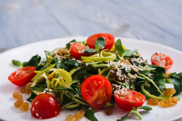 Ресторан блюдо - овощной салат на деревенском столе — стоковое фото