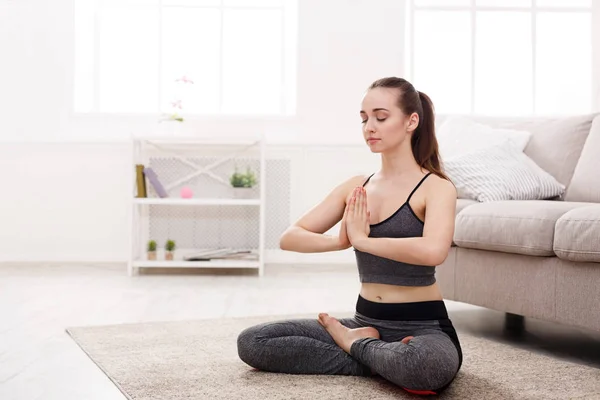 Yoga hemma, kvinna göra lotus pose — Stockfoto