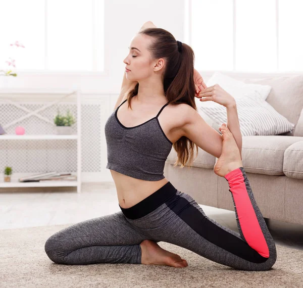 Mujer yoga estiramiento en casa, sirena pose —  Fotos de Stock