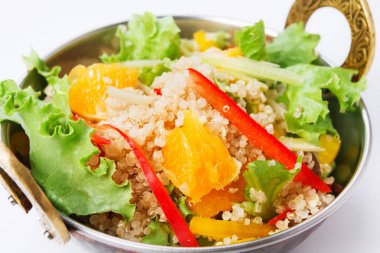 Vegan ve vejetaryen bir Hint restoranı tabak, izole taze quinoa salata