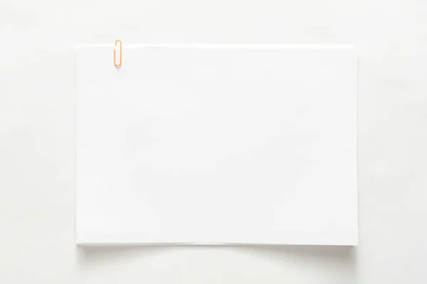 Hoja de papel en blanco adjunta con clip aislado sobre fondo blanco —  Fotos de Stock
