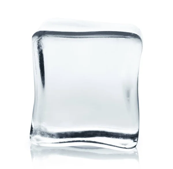 Прозрачный куб льда с отражением, изолированным на белом . — стоковое фото
