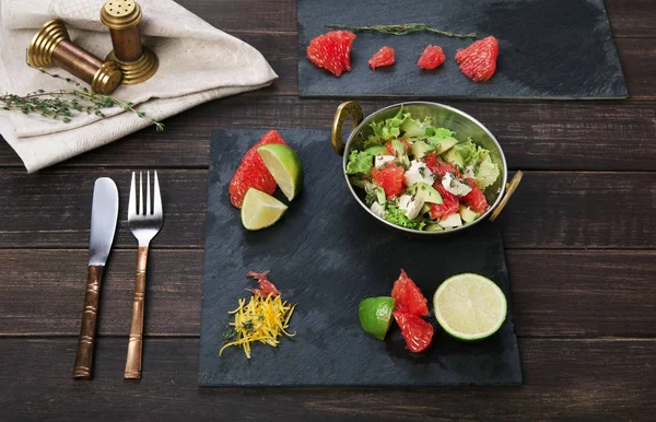 Vegetariano plato de restaurante indio, ensalada fresca en madera —  Fotos de Stock