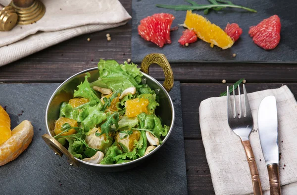 Vegetariano plato de restaurante indio, ensalada fresca en madera —  Fotos de Stock