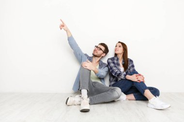 Boş oda katta oturan bir çift hareketli