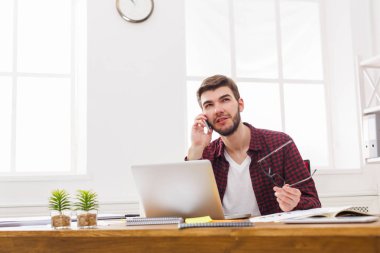 Genç işadamı okuma modern beyaz office belgelerinde konsantre