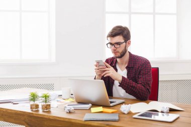 Genç işadamı modern beyaz ofis içinde laptop ile çalışma