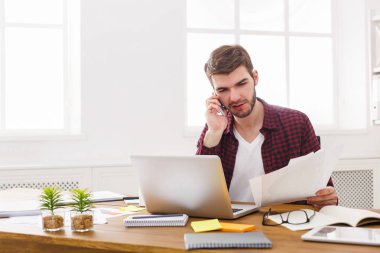 Genç işadamı okuma modern beyaz office belgelerinde konsantre