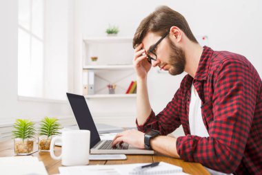 Genç işadamı modern beyaz ofis içinde laptop ile çalışma